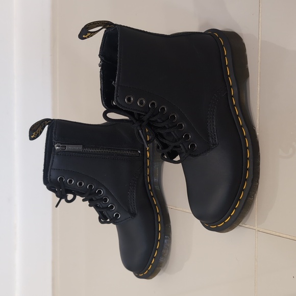 Doc Martens sz 5 - Picture 4 of 11